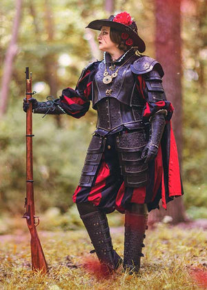 a beautiful custom female leather armor to larping at Bicolline