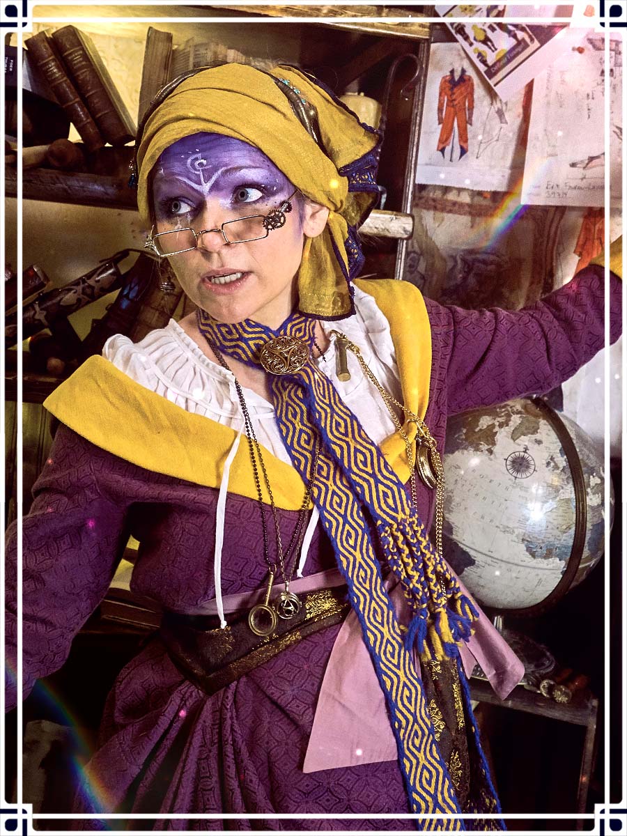 Profil picture of Anne-Marie in a purple and yellow custom costume of scribe